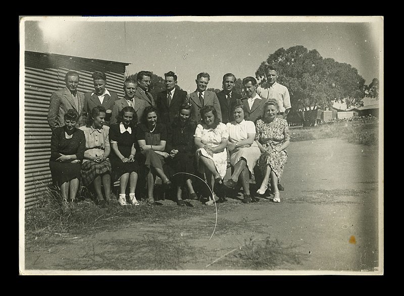 File:Group of migrants at the Bathurst Migrant Centre, 1949 (8400334899).jpg