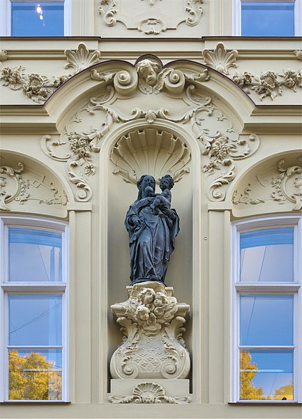 File:Gunezrainerhaus 1730 detail facade Munich.jpg