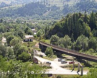 The Ghimeș pass. At the bottom: the new road and the bridge of the old road. Near the railway line: the former Austro-Hungarian customs house. Beyond it: the Stone Nose hill with the ruins of the Rákóczi castle