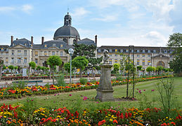 Jardins de l'hôpital de la Pitié-Salpêtrière en juillet 2014 À l'arrière-plan, dôme et clocheton de la chapelle Saint-Louis