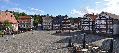 So kommt man zu der Freilichtmuseum Hessenpark mit den Öffentlichen - Mehr zum Ort Hier