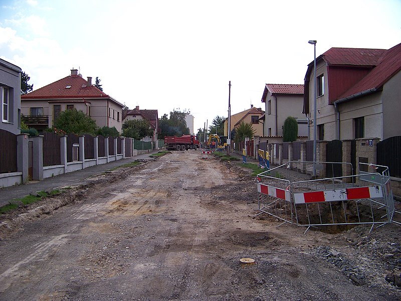 File:Horní Počernice, Chvalkovická, z Náchodské (01).jpg