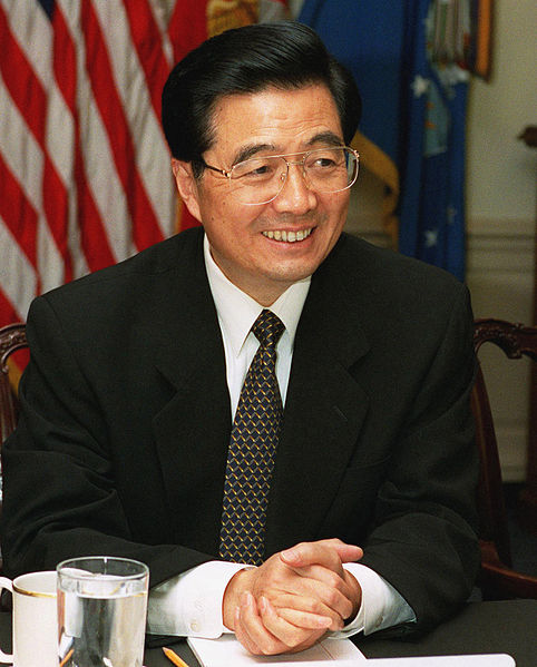 صورة:Hu Jintao during a defense meeting held at the Pentagon, May 2002, cropped.jpg