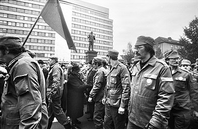 Procesión de participantes del "Intermovimiento" frente al edificio del Comité Central del KPE 9 de mayo de 1990, Tallin