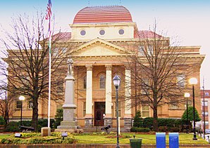 Das Iredell County Courthouse (2009) ist einer von 47 Einträgen des Countys im National Register of Historic Places.
