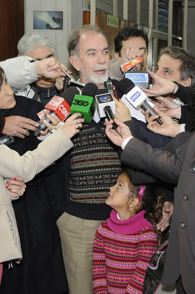 File:Javier González Fraga, acompañado de su nieta, votó en una escuela del barrio de Palermo (6045293452).jpg