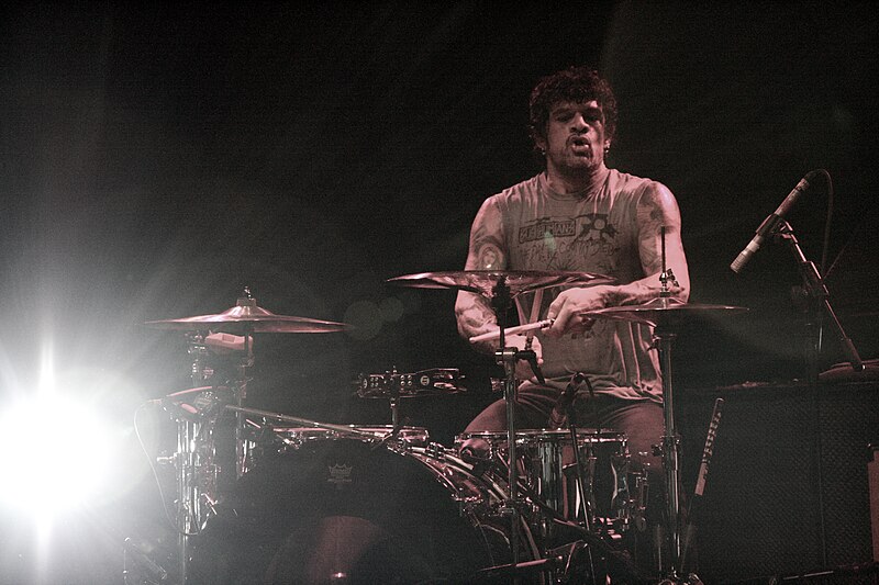 Joey Castillo bermain dengan Eagles of Death Metal di Commodore Ballroom di bulan juli 2009.jpg