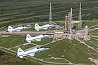 T-38-Jets der NASA fliegen am 23. August 2022 in Formation über das Space Launch System der Artemis 1-Mission auf der Startrampe 39B im Kennedy Space Center der NASA. KW 04 (ab 22. Januar 2023)