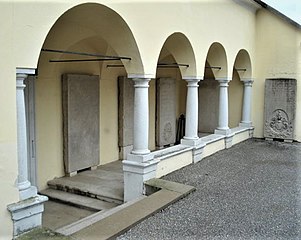 Arkaden mit den Grabplatten der Familie Regondi[7]