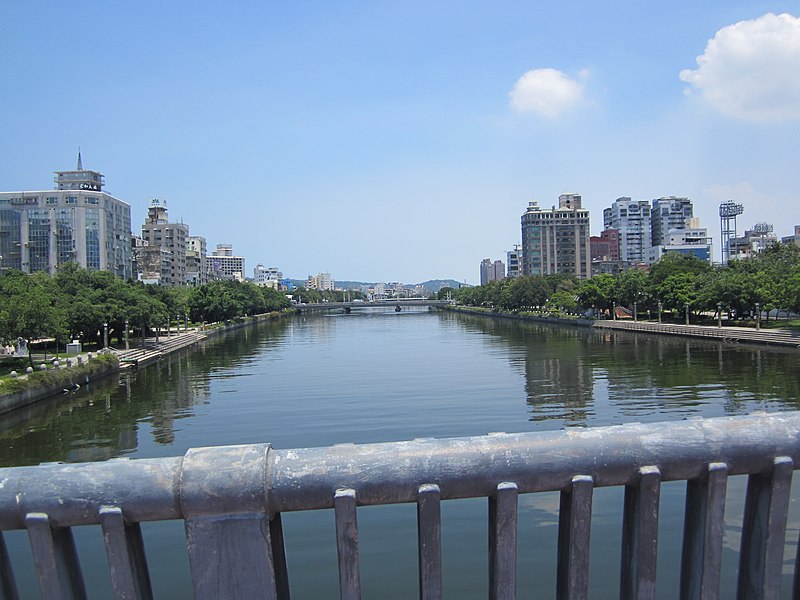 File:Kaohsiung Love River 2013-07-31.jpg