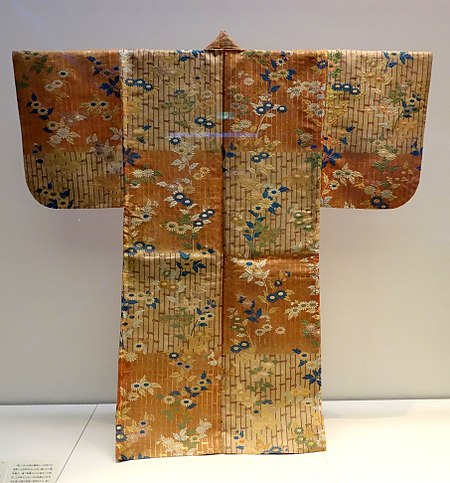 ไฟล์:Karaori_Garment_(Noh_costume),_Edo_period,_18th_century,_bamboo_and_chrysanthemum_design_on_red_and_white_checkered_ground_-_Tokyo_National_Museum_-_DSC06159.JPG