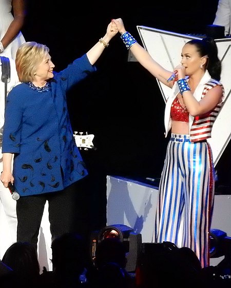 Tập_tin:Katy_Perry_Hillary_Clinton,_I'm_With_Her_Concert.jpg