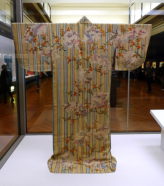File:Kosode with yuzen dyeing inside fan and snowflake shapes, 2 of 2, Edo period, 1700s AD, chirimen crepe - Tokyo National Museum - Tokyo, Japan - DSC09589.jpg