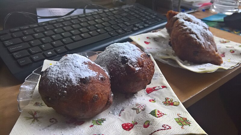 File:Krentebollen met poedersuiker, Winschoten (2017).jpg