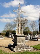 Croix, dans le cimetière communal.