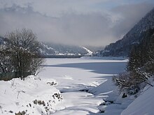 Il lago nella stagione invernale. Al fondo si nota la diga.