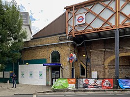 Eingang zur Latimer Road Station 2 2020.jpg