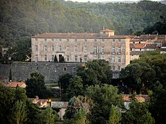 Le château domine tout le village