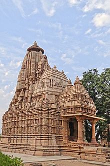 Le temple de Parshvanath (Khajuraho) (8638423582).jpg