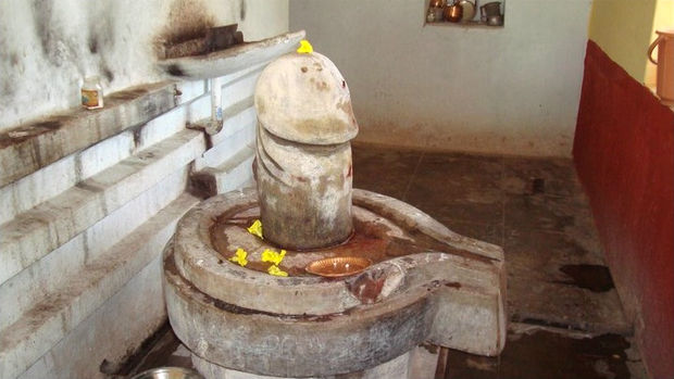 Liṅga collocato all'interno dello yoni, interno del tempio di Devipuram, Andhra Pradesh, India.