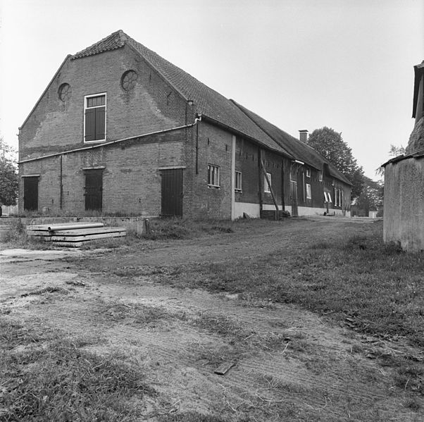 File:Linkerzij- en achtergevel - Nieuwerkerk aan den IJssel - 20164673 - RCE.jpg