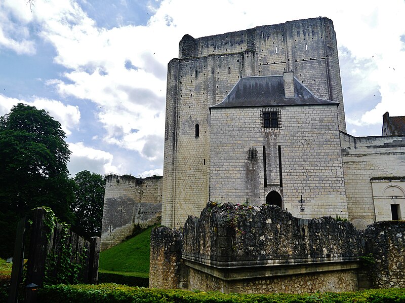 File:Loches Cité Royale Donjon 2.jpg