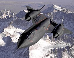 Тренировъчен SR-71B над планините Сиера Невада в Калифорния през 1994 г. Издигнатият втори кокпит е за инструктора.