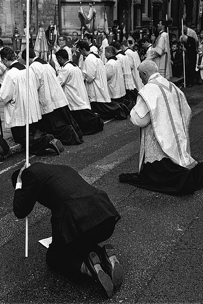 File:London September 2021 Eucharist Procession and Worship.jpg