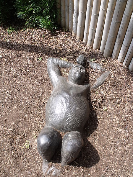 File:London Zoo - near the Gorilla Kingdom - statues of gorillas (2).jpg