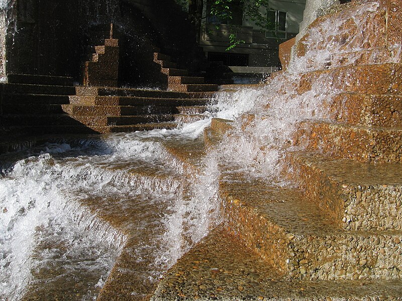 File:Lovejoy Fountain.jpg
