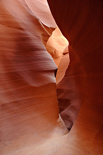 Красный песчаник внутри каньона Лоуер Антелоуп, Аризона