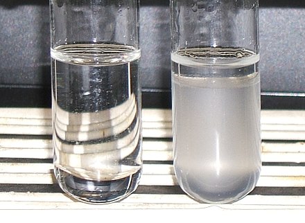 Почему известковая вода мутнеет на воздухе. Мутность воды. Отстаивание воды. Осадок в стакане. Примеси в воде.