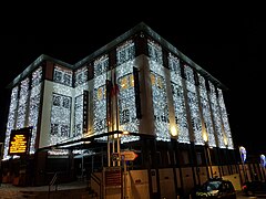 Photographie de l'hôtel-de-ville de Thiers alors décoré pour les fêtes de fin d'année.