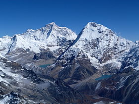 Le Chamlang (à droite) et le Makalu (au fond à gauche) vus depuis le pic Mera.