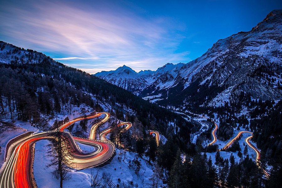 華燈初上時分的瑞士盤山公路，攝於2018年