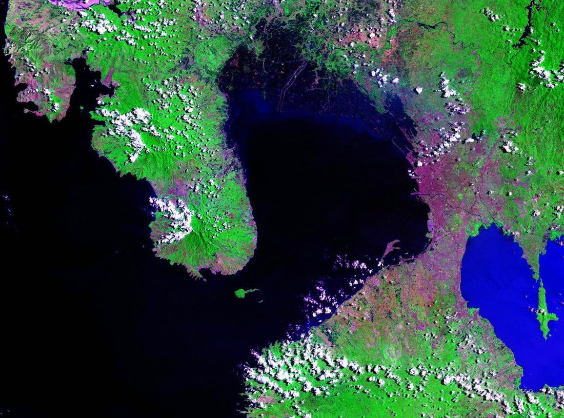 バエ湖（右下）、パシッグ川（中央を横断）、河口のマニラ湾（左）