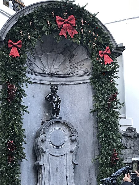 File:Manneken Pis Décembre 09.jpg