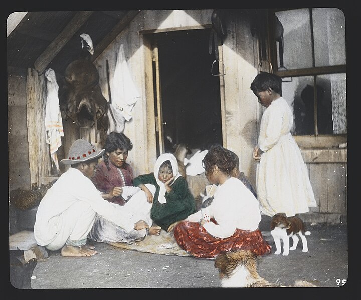 File:Maori woman and children playing cards on doorstep of home - Whakarewarewa LCCN2004707876.jpg