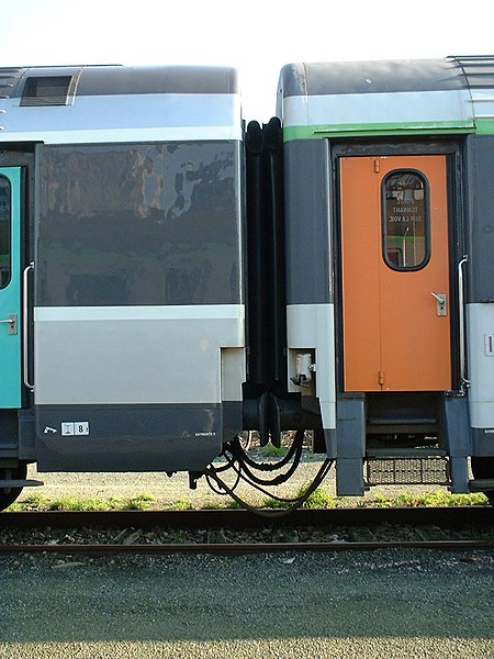 File:March 2003, old regional trains at Brest train station 3.jpg