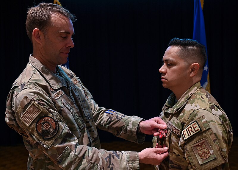 File:Master Sgt Roy Campos Recieves a Bronze Star Medal (7118850).jpeg