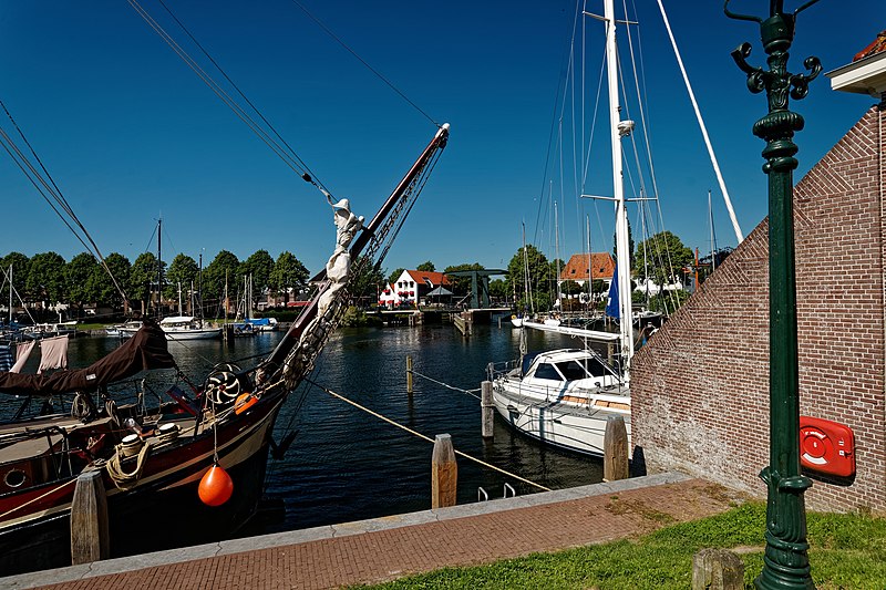 File:Medemblik - Kielkade - View NNE towards Kwikkelse Brug.jpg