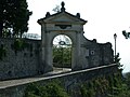 Portone alla viale delle 6 Cappelle sul colle