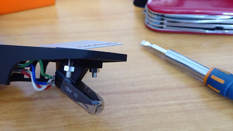 File:Montando una Ortofon OM 5S en un Headshell Thorens - 49660543817.jpg