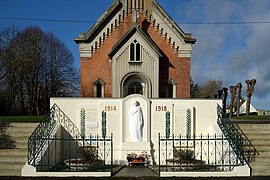 Monument aux morts devant l'église.