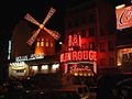 Moulin Rouge (Vörös malom) híres zenés, táncos szórakozóhely éjszakai kivilágításban