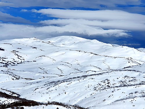 Mount Kosciuszko with snow Photograph: commons:User:Martinjohnbudden