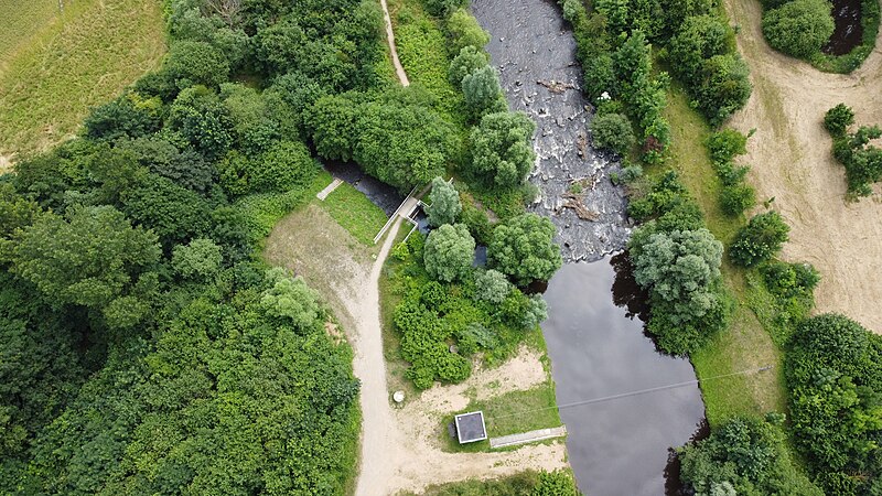 Datei:Muehlenteich-Abschlag bei Kirchberg aus Inde.jpg