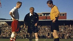 Myntkast mellom Fredrikstad Fotballklubb og Sandefjord Ballklubb cupfinalen 1957.jpg