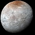 ニュー・ホライズンズが写した冥王星最大の衛星であるカロン。
