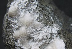 Křehké jehlicovité krystaly natrolitu